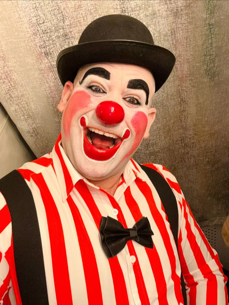 Payaso Fofiño sonriendo con globos de colores